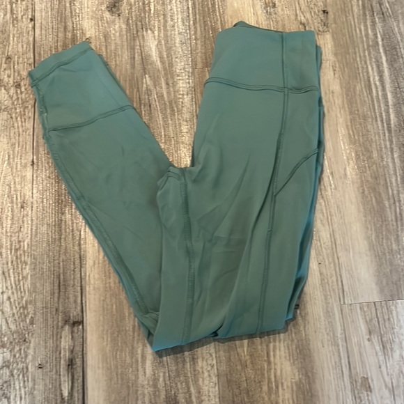 Lululemon In Movement 7/8 Tight *Everlux 25" size 4 EUC - Picture 5 of 8